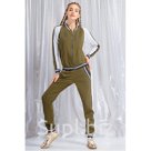 Оригинальный спортивный комплект из трикотажных полотен, состоит из бомбера и брюк.
Перед и спинку бомбера украшают вышивки. Спереди расположены прорезные карм…