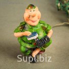 Сувенир "Солдат чистит сапоги"