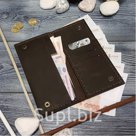 Кошелек Vegany это стильный аксессуар с классическим дизайном! Имеет 3 отделения для купюр и несколько отделений для карт, а также в него можно положить паспор…