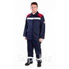 Костюм состоит из куртки и брюк. Куртка прямого силуэта, с вентилируемыми отверстиями под кокеткой. Брюки прямого силуэта с накладным карманом и с вентилируемы…