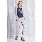 Удобный спортивный комплект из трикотажных полотен, состоит из джемпера и брюк.
Перед джемпера украшает аппликация из отделочной ткани. Горловина округлая на п…