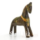 Буланая лошадка с золотисто-зеленым орнаментом